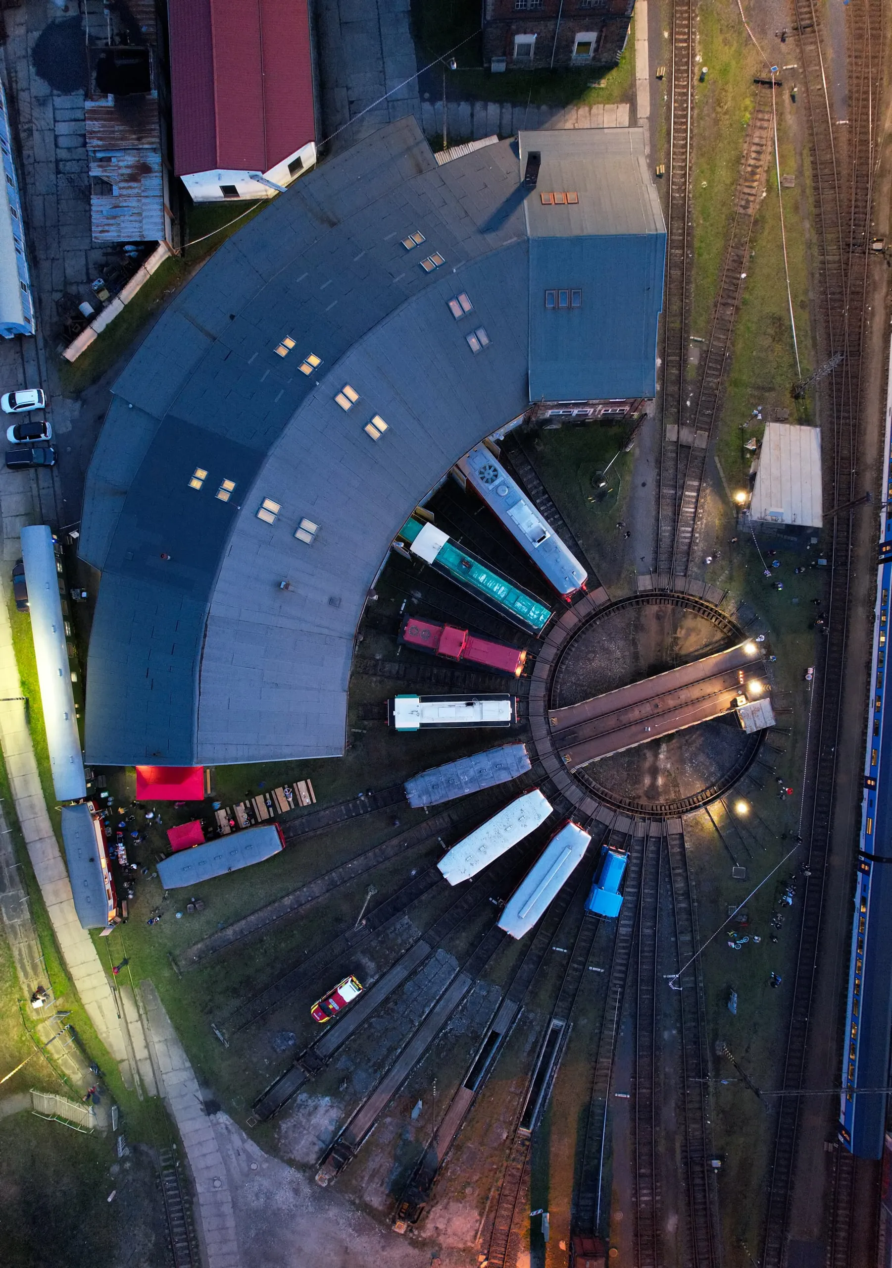 The northern roundhouse in Cheb, a circular engine shed with its turntable and locomotives, from straight above
